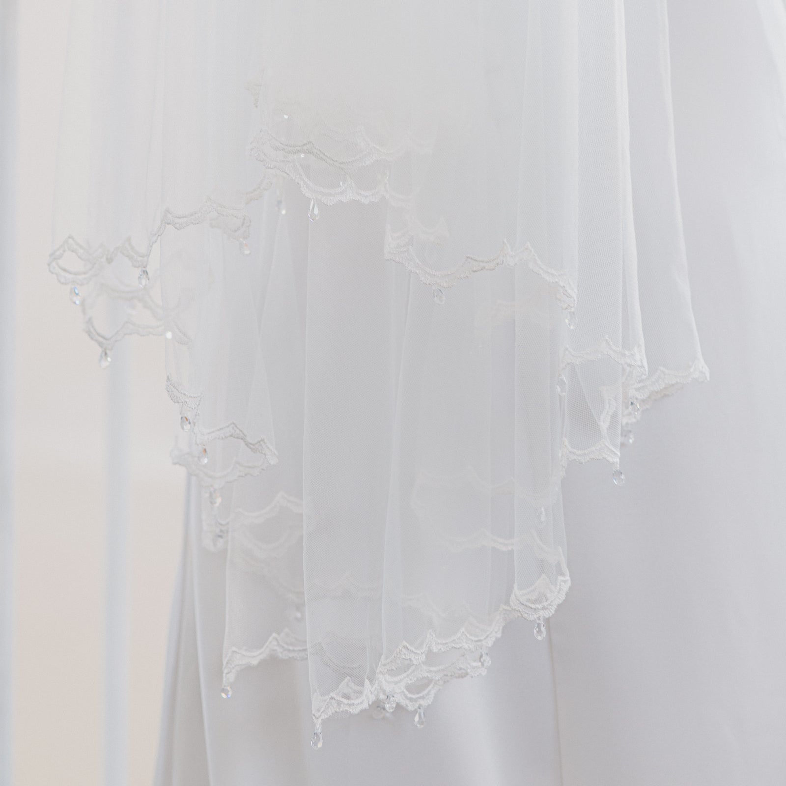 Soft drop veil with narrow lace edge & crystal droplets | ISADORA
