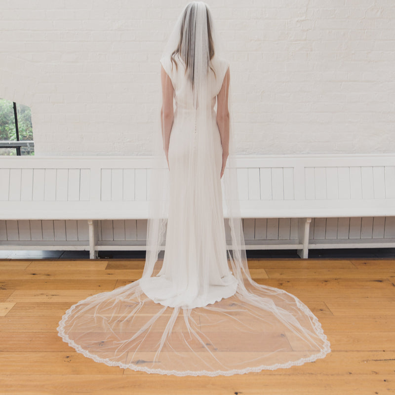 LOLA | Soft single tier veil with narrow Chantilly lace edge