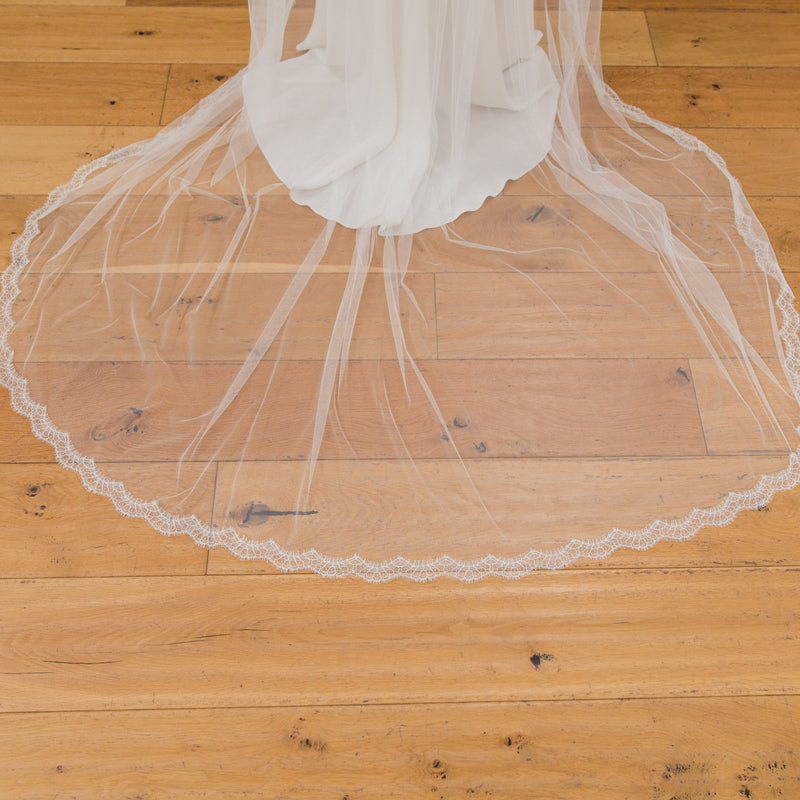 LOLA | Soft single tier veil with narrow Chantilly lace edge