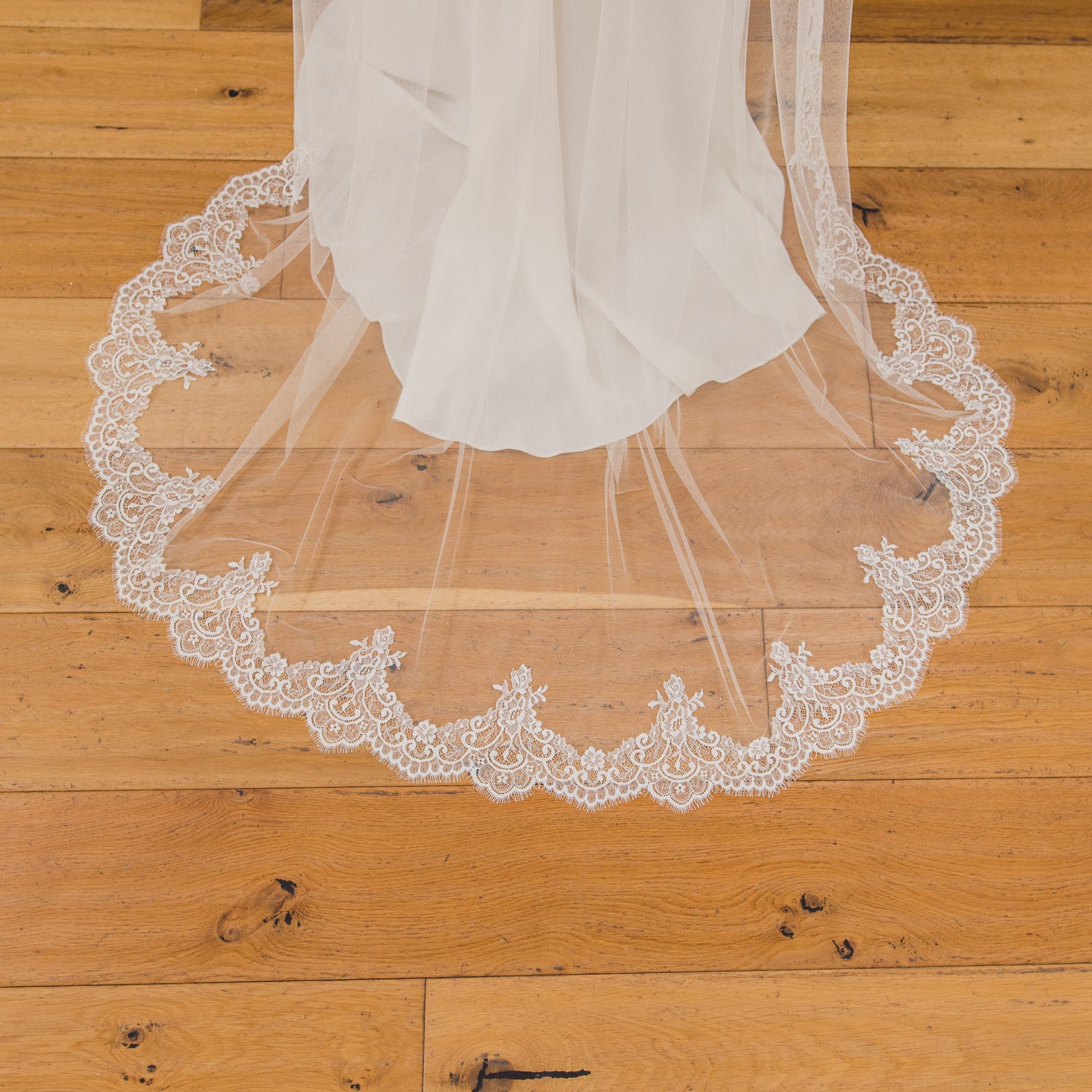 最安値 theredthread veil bare tops Soft single tier veil with partial Chantilly lace edge | LORAINE