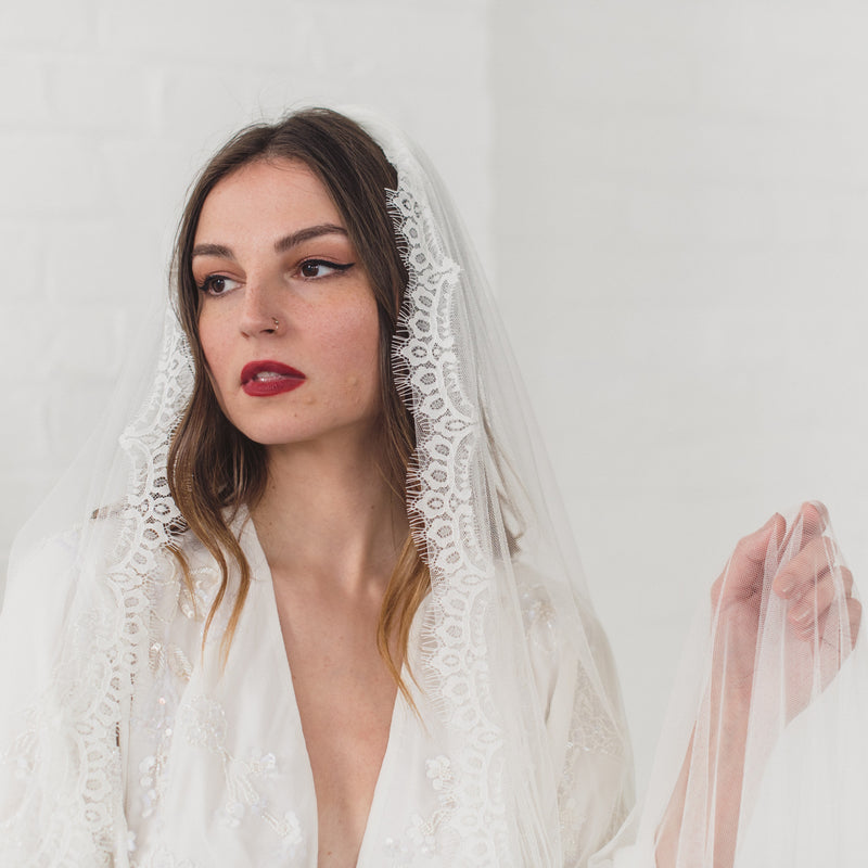 ISLA | Soft single tier veil with Chantilly lace edge