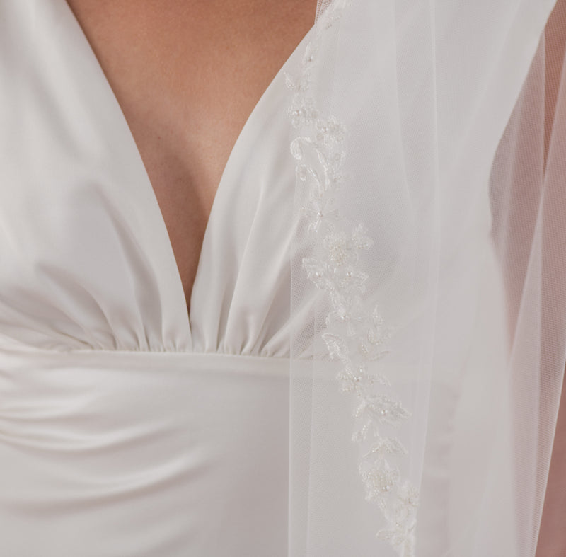 FLORA | Mantilla veil with narrow beaded lace edge
