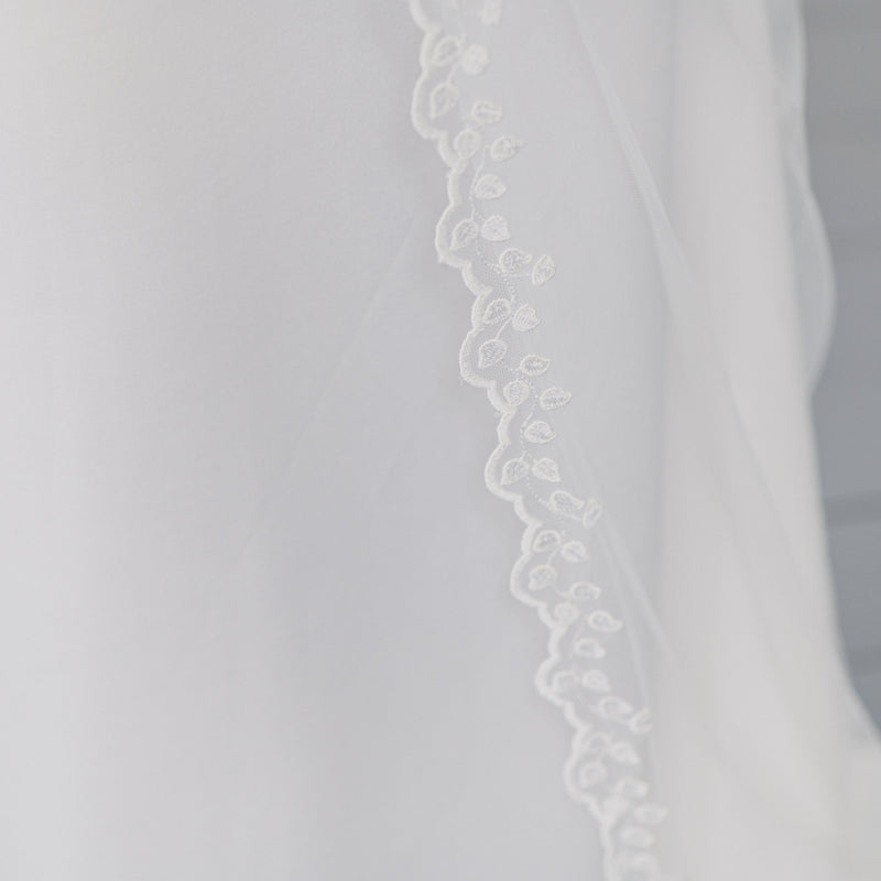WILLOW | Soft single tier veil with leaf lace edge